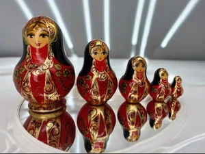 Vintage Collectible Matryoshka Nesting Dolls set of 5 - Picture 1 of 4
