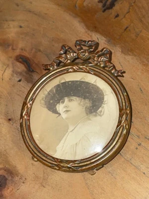 ancien petit cadre rond en Laiton napoléon III (femme chapeau) - Photo 1/4