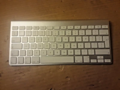 Genuine Apple Wireless Keyboard A1314 UK Layout- QWERTY Battery Powered Working - Image 1 of 4