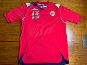 CAMISETA DE FUTBOL UMBRO NORUEGA LOCAL CAMISETA DE FUTBOL Talla Pequeña Roja - Imagen 1 de 4