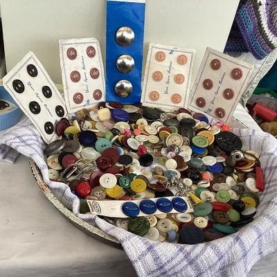 Job lot of buttons- vintage and new. Some sets, some Bakelite - Image 1 of 4