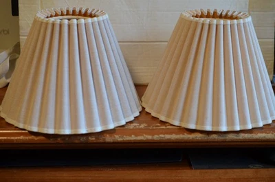 Juego de 2 lámparas de mesa vintage plisadas de tela blanca/beige Foto 1 de 4