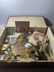 Vintage religiös Ephemera Lot Medaillen katholisch Halsketten Figuren Spiritualität - Bild 1 von 9