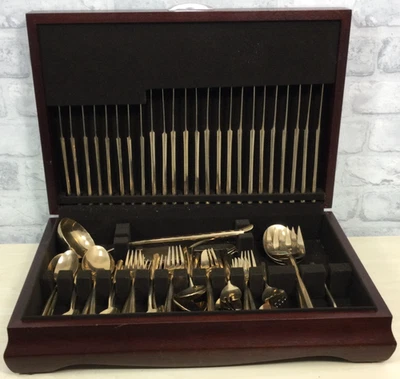 Cinquanta sei pezzi mensa di posate color oro in custodia di legno pesante (ST119L*) - Immagine 1 di 4