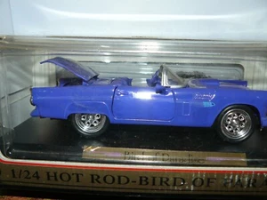 1/24  -  1/25  ( IT ) model of  a  1955 Ford Thunderbird , 1 wheel broken off , - Picture 1 of 5