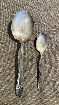 Cucharas para servir bayas plato de plata Tudor vintage Oneida Community Queen Bess 1946 Foto 1 de 2