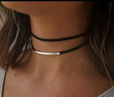 Collana Girocollo In Caucciù Nero Con Tubo Color Argento Gotico Dark Ragazza - Immagine 1 di 3