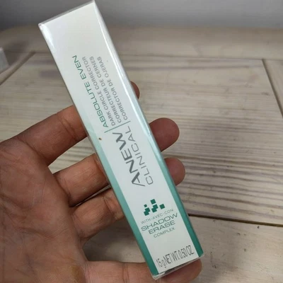 Complejo de borrado de sombra corrector de ojeras uniforme absoluto clínico Avon Anew  Foto 1 de 4