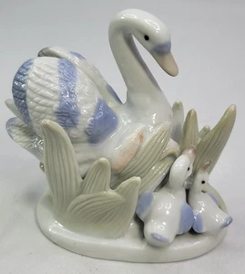 K's Collection Porcelain Swan Mama & Babies Figurine  - Picture 1 of 4
