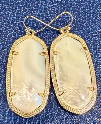 Pendientes de gota en tono dorado Danielle de Kendra Scott en marfil de perla Foto 1 de 4