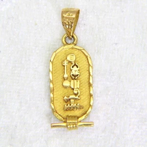 Colgante cartucho jeroglífico egipcio vintage de oro amarillo de 18 quilates - Imagen 1 de 10