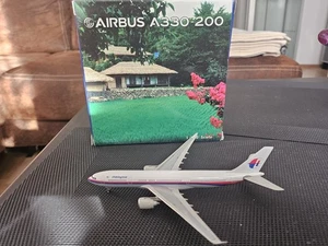 Malaysia Airlines Airbus A330-200, 1:400 von PHOENIX, Registrierung  9M-MKW - Bild 1 von 5