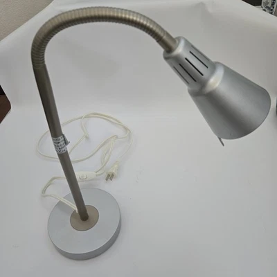 Lámpara de lectura de pie vintage Ikea Kvart cuello de cisne luz flexible plateada Foto 1 de 4