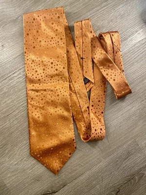 Corbata tejida naranja David Donahue con patrón de puntos Foto 1 de 4