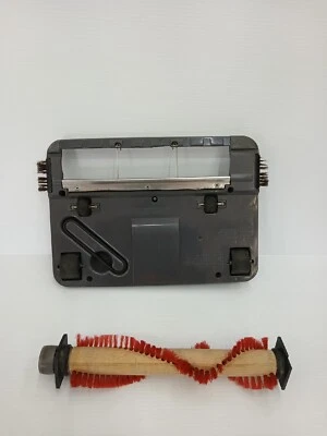 ORECK U2000HXX UPRIGHT VACUUM CLEANER. PLATE BOTTOM BRUSH ROLL AND BELT  - Image 1 of 4