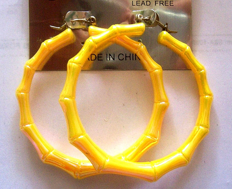 Pendientes de aro grandes de bambú Lucita amarillo nacarado 2 1/2" Foto 1 de 3