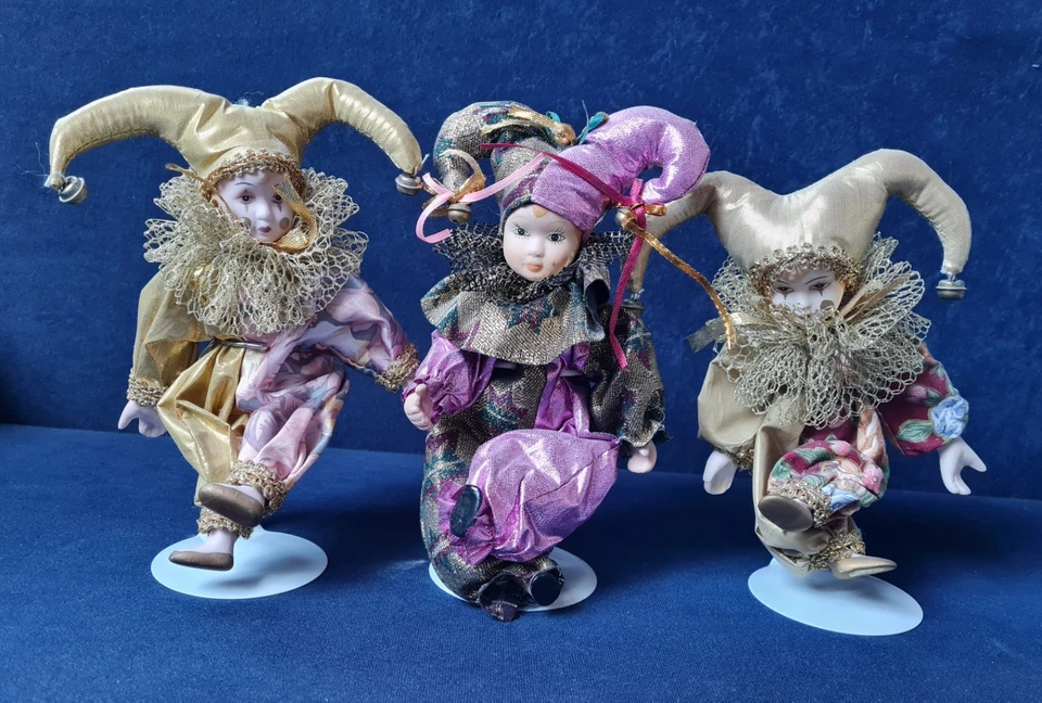 Konvolut Clown-Puppen, Harlekins, venezianisch, Stoff + Porzellan mit Stehstütze - Bild 1 von 4