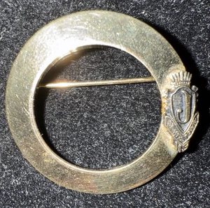 Vintage Kreis goldfarbene Anstecknadel mit J Johnstown HS auf der Außenseite der Anstecknadel - Bild 1 von 1