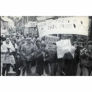J/V Series Documentary Postcard 'Anti Poll Tax Protestors' 1990 - Foto 1 di 2