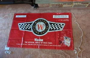 RIESIGES 2000 Winston Racing Nation Zigaretten Tabak Werbung Banner Mann Höhle - Bild 1 von 13
