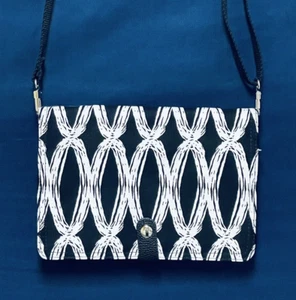 Schwarz und weiß Canvas Handtasche Klappe Druckknopf Reißverschluss Thirty One Crossbody - Bild 1 von 8