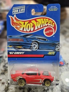 Chevy 1998 Hot Wheels Mainline/Collector #1077 '57 rojo con rueda de radios de encaje dorado - Imagen 1 de 3