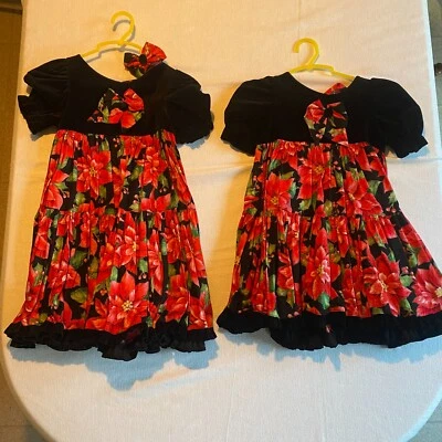 Vestidos a juego personalizados de Navidad para niñas Poinsetta y acebo de terciopelo negro Foto 1 de 4