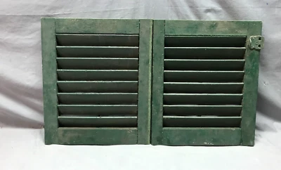 Par de persianas pequeñas de madera verde en mal estado 14x17 de colección elegantes antiguas 1315-24B Foto 1 de 4