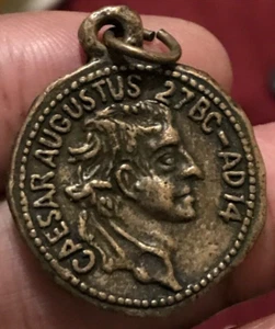 Caesar Augustus Jungfrau Maria Medaille Medaillon Metall Münze wie Anhänger - Bild 1 von 2