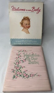 Libro Baby Vintage 1950 "Benvenuti al nostro bambino" Charlotte Becker Pink Moire Nuovo - Foto 1 di 18