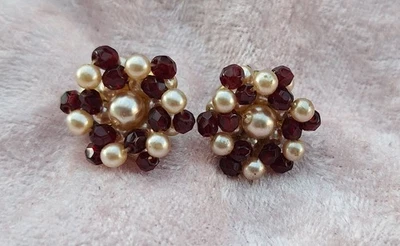 Vintage Ohrclips 2cm Perlenimitate, granatrotes Glas Ohrringe 70er - Bild 1 von 3