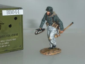 PRIMERA LEGIÓN BB044 INFANTERÍA ALEMANA SOLDADO DE INVIERNO CORRIENDO LLEVANDO PANZERFAUSTO - Imagen 1 de 2