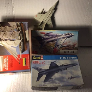 Revell Micro Fighters F-16 Falcon Maßstab 1:144 Modellbausatz +plus 3 (4 Stück) - Bild 1 von 12