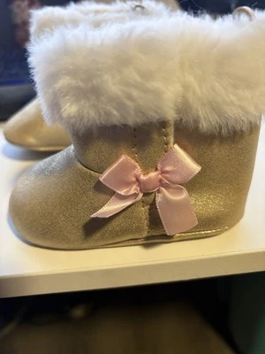 Ботинки Child of Mine от Carter's Baby Girl с бантом отделка искусственным мехом 3–6 м - Изображение 1 из 4