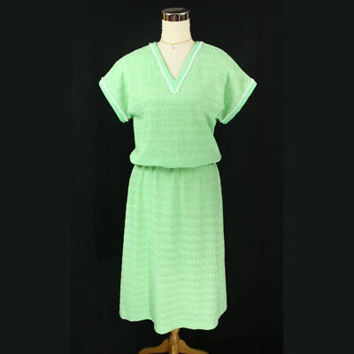 Vestido midi vintage de manga corta verde con borde de ganchillo con ojales y faja M años 70 Foto 1 de 4