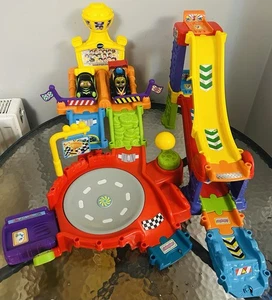 Vtech Toot Toot Fahrer Konvolut: Launch & Spin Raceway, 3-in-1 Rennbahn und 2 Autos - Bild 1 von 19