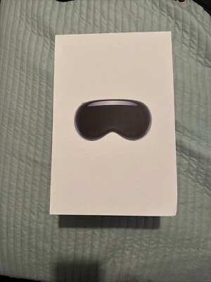 Apple Vision Pro 1TB, Not Opened , Belkin Case, M Knit Band Light Seal 33W - Image 1 of 3