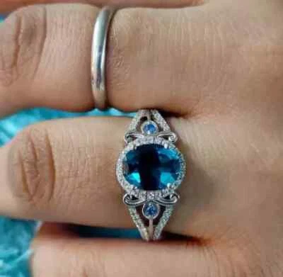 Anillo estilo halo topacio azul Londres de corte ovalado de 3 quilates enchapado en oro blanco de 14 quilates Foto 1 de 4