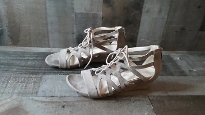 Sandalias para mujer REACTION Kenneth Cole divertidas de gamuza con acento de corte láser talla 8 Foto 1 de 4
