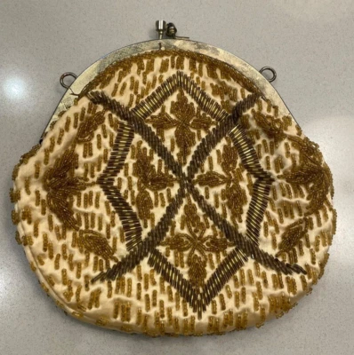BOLSO DE MANO VINTAGE CON CUENTAS DORADAS BOLSO CLUTCH AÑOS 60 MEDIADOS DE SIGLO GLAMOUR HONG KONG Foto 1 de 4