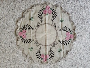 VINTAGE HANDMADE CREWEL EMBROIDERY FLORAL LIGHT BROWN SCALLOPED TABLECLOTH 33" - Picture 1 of 4
