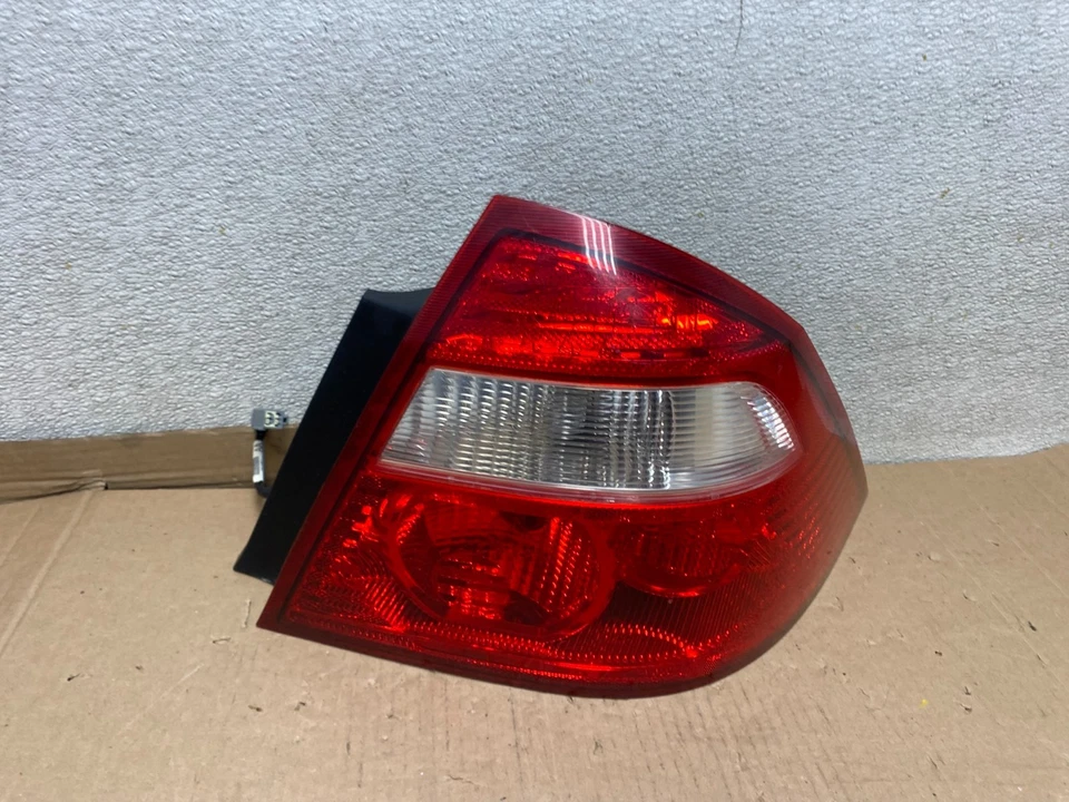 Luz trasera lateral derecha Ford Five Hundred 2005 2006 2007 pasajero OEM U7152 DW Foto 1 de 4