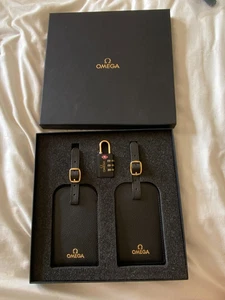 Omega Uhren Kofferanhänger - 2 Stück + TSA Gepäckschloss - Geschenkbox - Brandneu - Bild 1 von 5