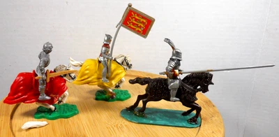 Lote vintage 2 Timpo Toys caballería medieval soldados caballos montados caballero figuras Foto 1 de 4