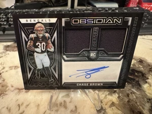 2023 Panini Obsidian - Rookie Jersey Ink Chase Brown #RJI-CBR /199 (AU, MEM, RC) - Picture 1 of 2