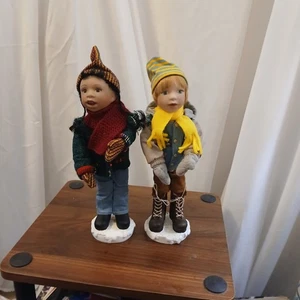 2 Boyd’s Collection 2004 Home Town Bunch 11” Figuren Porzellan Gesicht Caroler - Bild 1 von 16