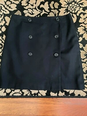 Minifalda Ann Taylor Wrap negra. Súper lindo con botones forrados P10 Foto 1 de 3