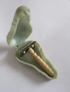Kewtie Woman's Mini Travel Razor in Clamshell Case Vintage - Picture 1 of 6