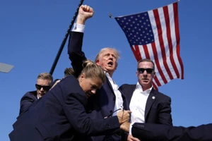 Donald Trump Assassination Attempt Fist Pump 4x6 Landscape Photo 10155 - Picture 1 of 1
