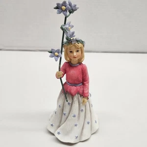 Statuina Demdaco 2002 angeli fiori selvatici Larkspur per luglio resina 7" decorazione ragazza - Foto 1 di 9